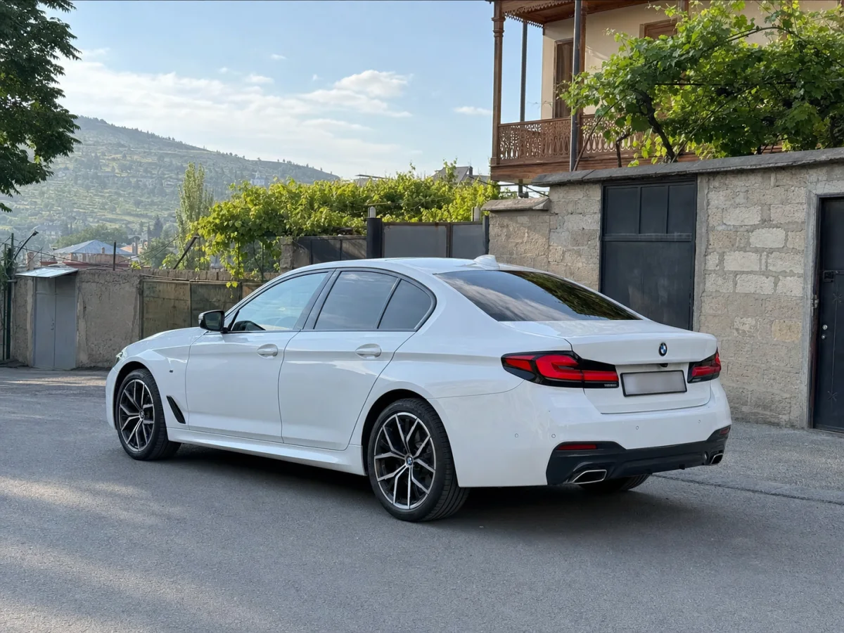 Белый BMW 5 Series во дворе в Тбилиси
