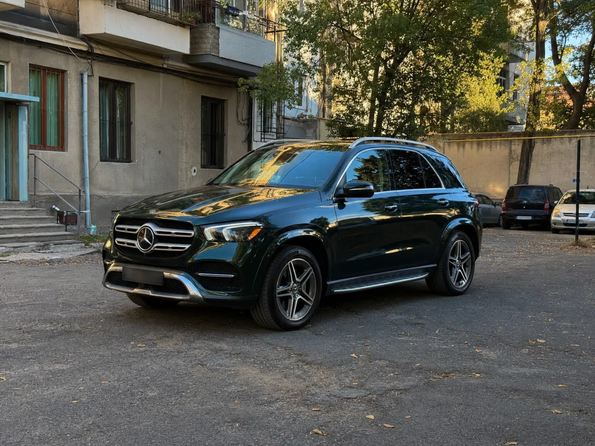 Тёмно-зелёный Mercedes-Benz GLE во дворе Тбилиси