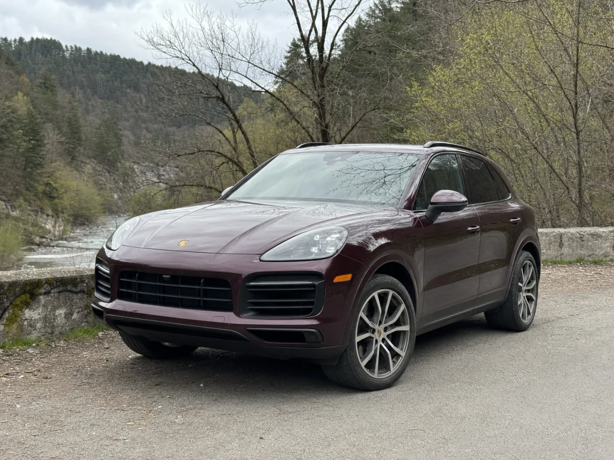 Бордовый Porsche Cayenne у реки в Боржоми