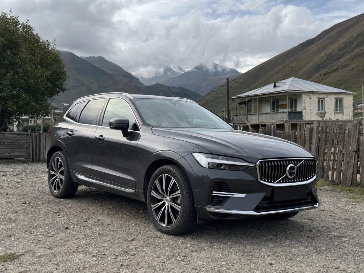 Графитовый Volvo XC60 в горной деревне Грузии