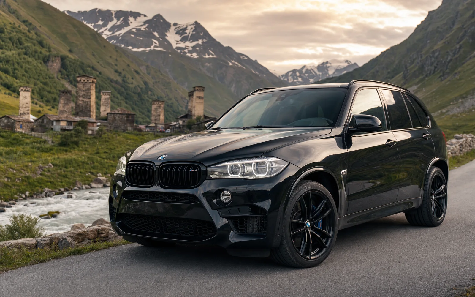 Чёрный BMW X5 M 2018 в горной долине Сванетии