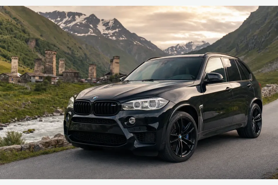 Чёрный BMW X5 M 2018 в горной долине Сванетии
