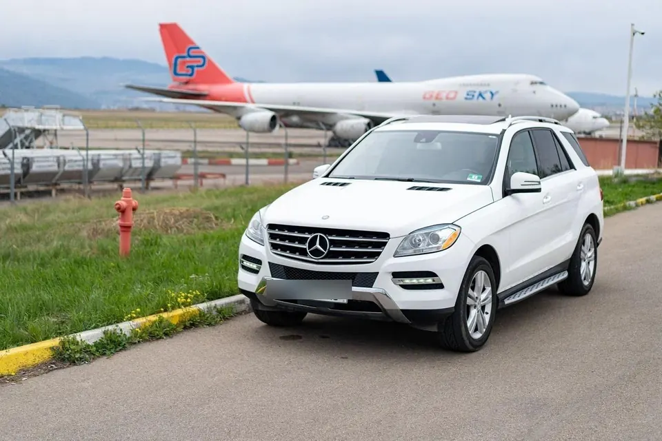 Белый Mercedes-Benz ML 350 2015 у аэропорта Тбилиси