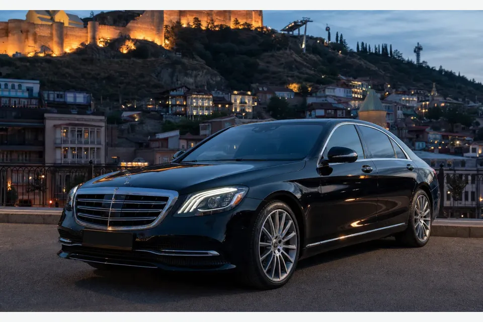 Чёрный Mercedes-Benz S 450 2018 на фоне вечернего Тбилиси