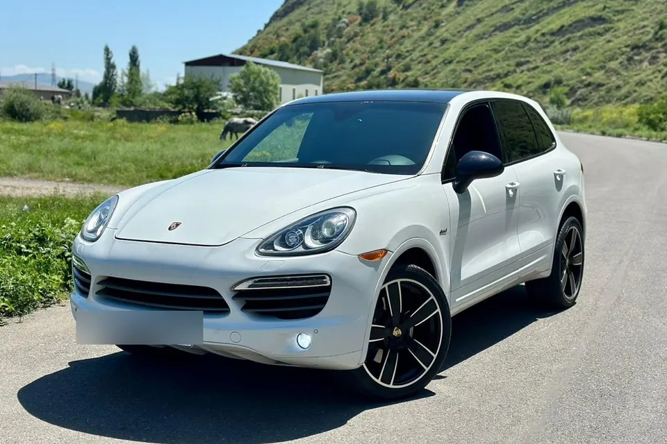 Белый Porsche Cayenne 2013 на дороге в Грузии