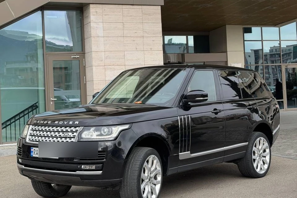 Чёрный Range Rover Vogue Autobiography Diesel 2014 у здания в Тбилиси
