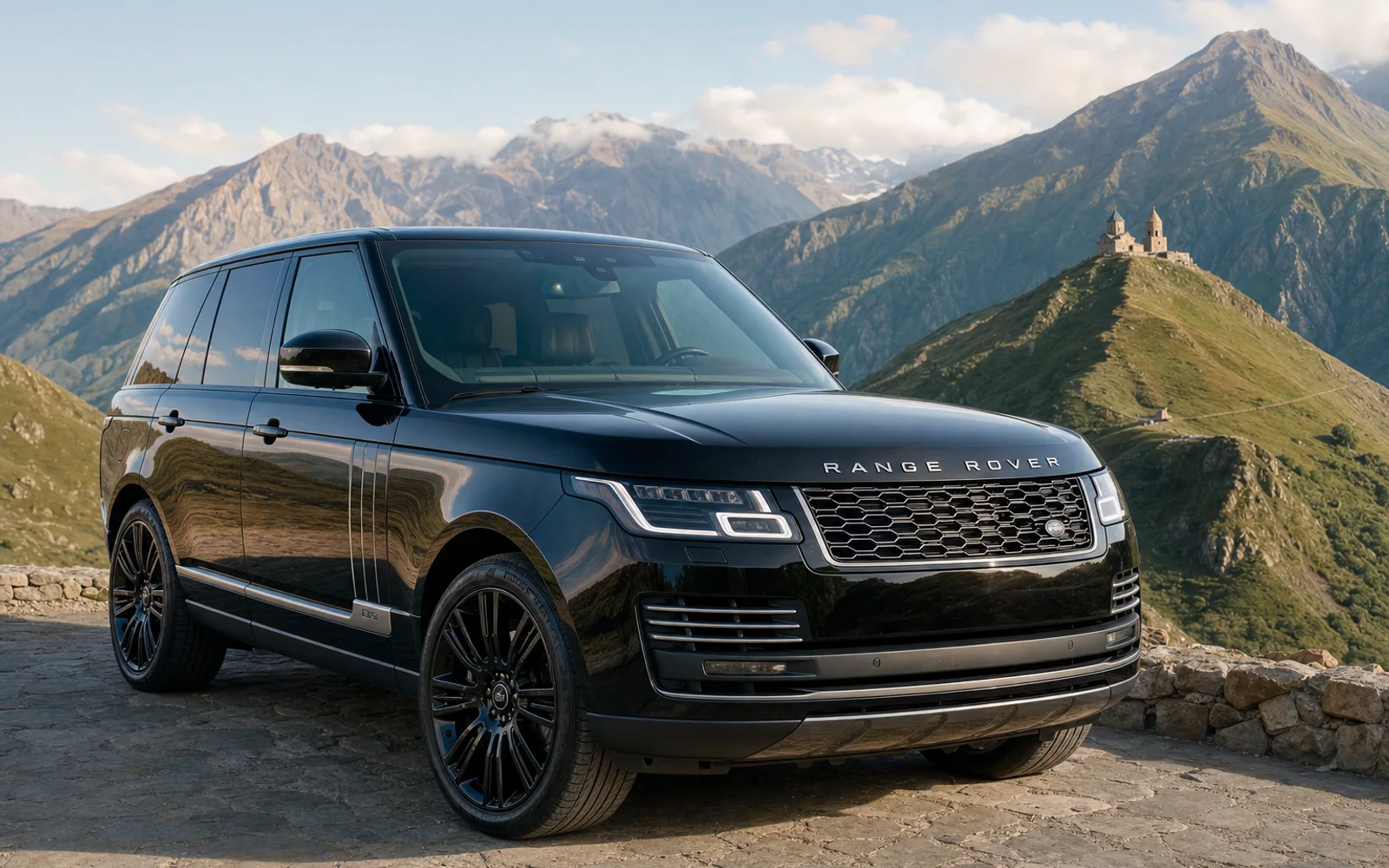 Чёрный Range Rover Vogue Autobiography 2018 на фоне гор Казбеги