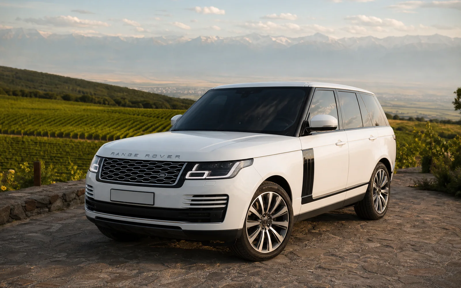 Белый Range Rover Vogue Autobiography 2018 на фоне виноградников Кахетии